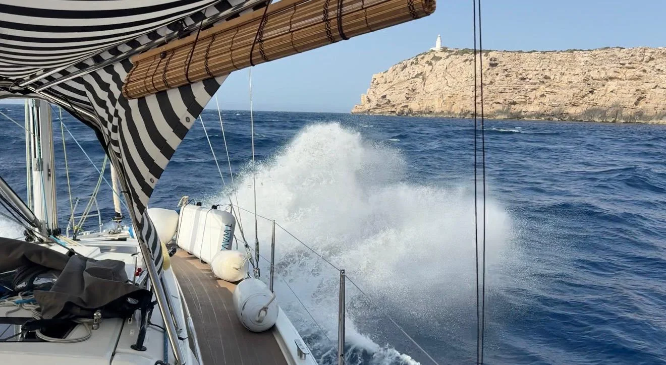 Exterior profile of the sailing yacht